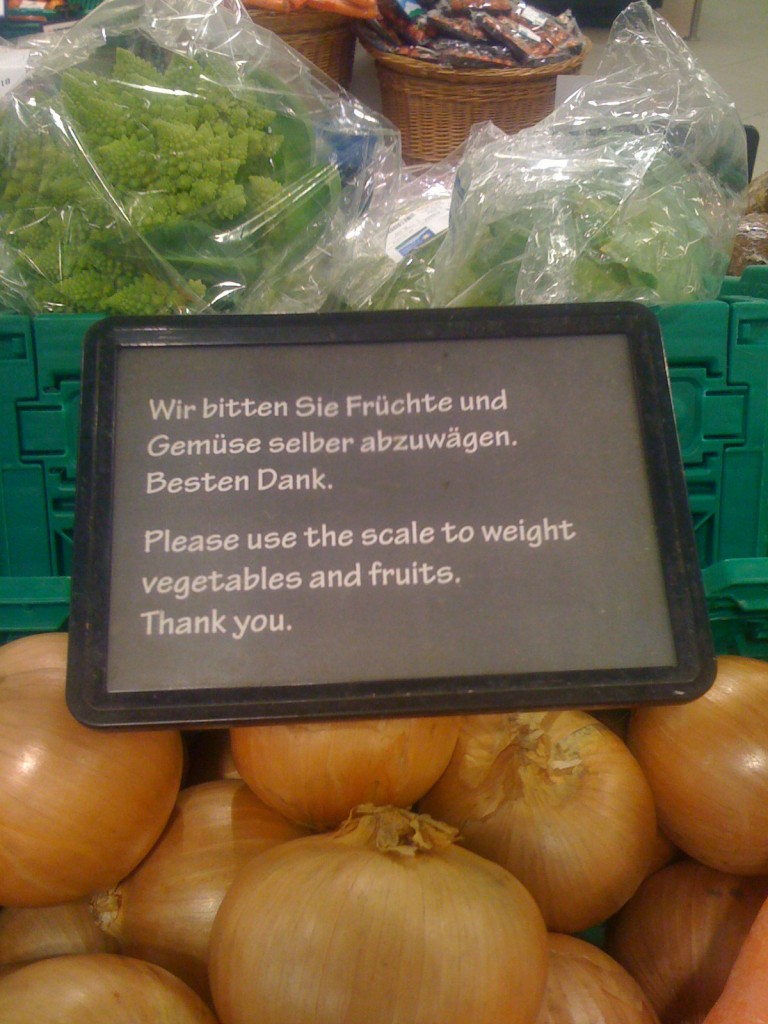 Schild mit Hinweistext in der Migros