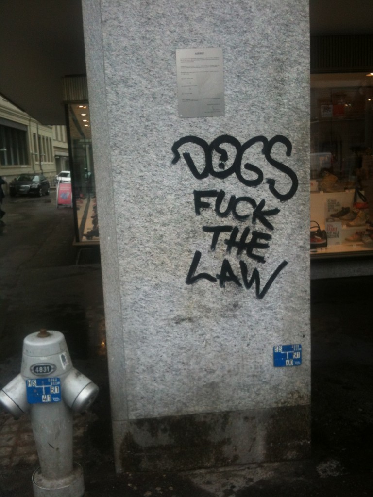 Sprayerei mit dem Text "Dogs fuck the law"